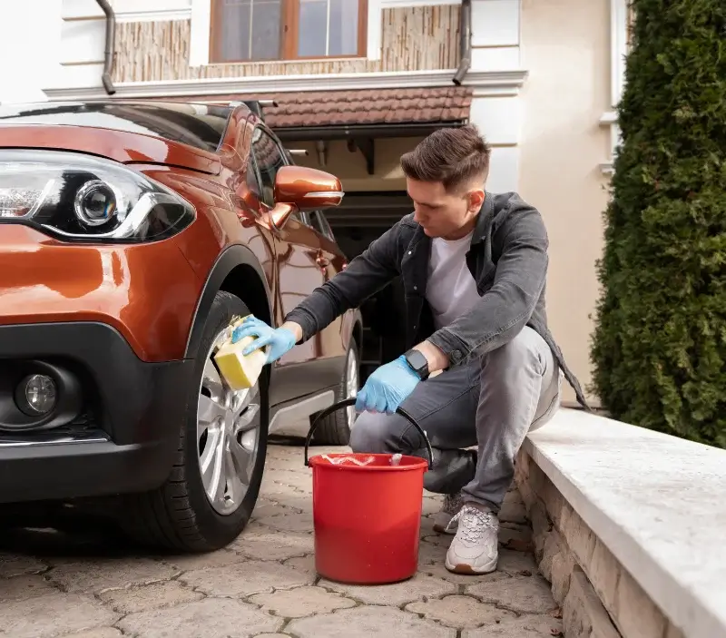 Lavage auto à domicile Fontenelle : professionnel intervenant sur un véhicule